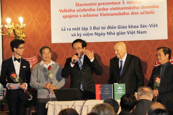 Czech-Vietnamese dictionary’s third volume launched in Prague